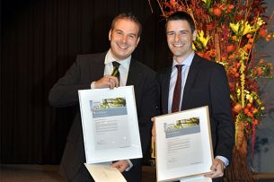 Datei:Kort Preistraeger Siemens Excellence Award 2013 305x203.jpg