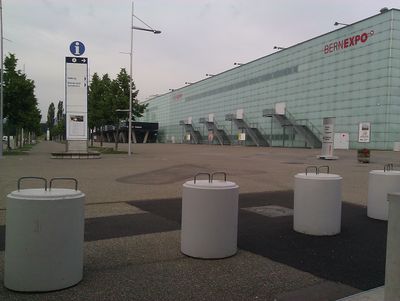 Datei:GEOSummit 2012 Vorplatz.jpg