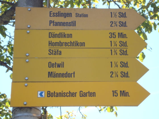 Datei:Pfannenstil Wanderwegweiser.jpg