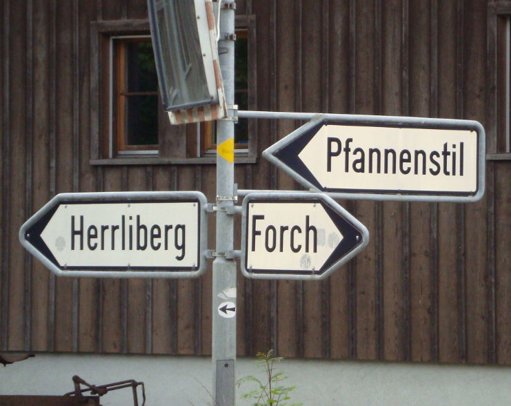 Datei:Pfannenstil Strassen Beschilderung.jpg